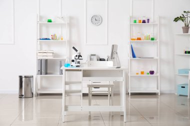 Modern işyeri, mikroskop, tablet bilgisayar ve kimyasal camdan yapılmış tıbbi laboratuvarın içi.