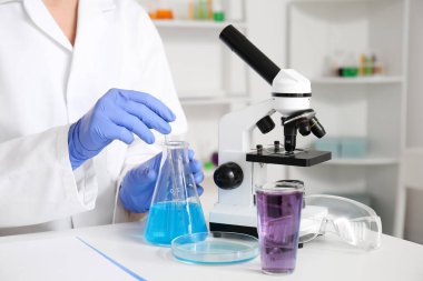 Tıp laboratuarında numuneyle çalışan bilim adamı, yakın plan.