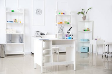 Modern işyeri, mikroskop, tablet bilgisayar ve kimyasal camdan yapılmış tıbbi laboratuvarın içi.