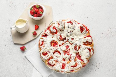 Beyaz arka planda çilekli tarçınlı yemek ve krema.