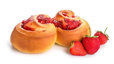 Beyaz arka planda çilekli tarçınlı rulo