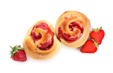 Beyaz arka planda çilekli tarçınlı rulo