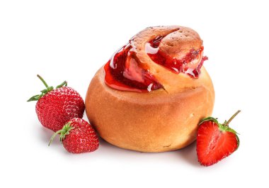 Beyaz arkaplanda çilekli tarçınlı rulo