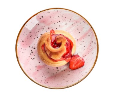 Beyaz arka planda çilekli tarçınlı tabak