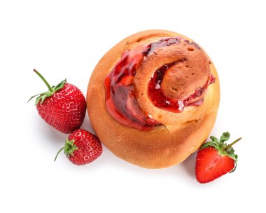 Beyaz arkaplanda çilekli tarçınlı rulo