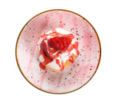 Beyaz arka planda kremalı lezzetli çilekli rulo.