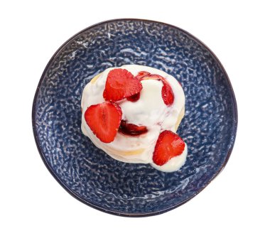 Beyaz arka planda kremalı lezzetli çilekli rulo.