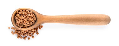 Beyaz zemin üzerinde karabuğday olan tahta kaşık.