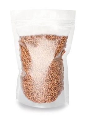 Beyaz arkaplanda karabuğday taneleri olan torba