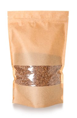 Beyaz arkaplanda karabuğday taneleri olan torba