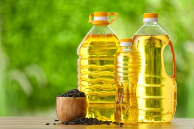 Bir şişe ayçiçeği yağı ve açık havada tohumlu kase.