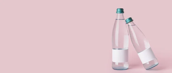 テキストのためのスペースとピンクの背景にきれいな水のボトル — ストック写真