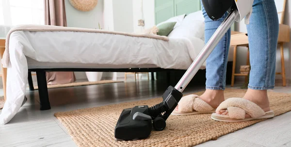 Woman Vacuuming Wicker Rug Bedroom — Stock Photo, Image