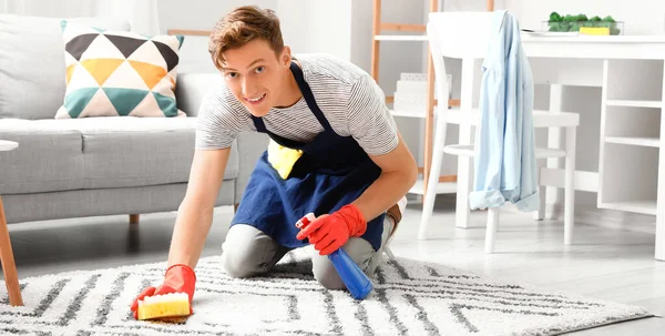 Schöner Junger Mann Putzt Teppich Hause Mit Schwamm — Stockfoto