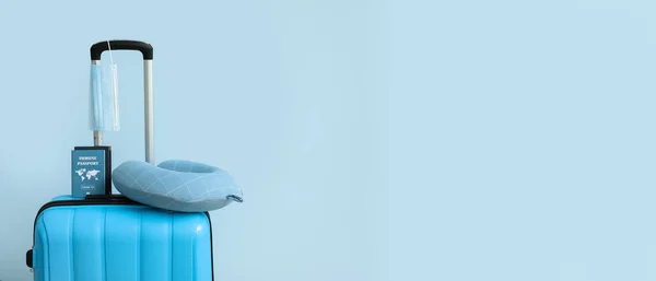 Verpakt Koffertje Met Immuunpaspoort Medisch Masker Reiskussen Lichtblauwe Achtergrond Met — Stockfoto