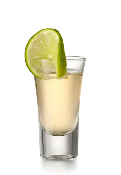 Tiro Sabroso Tequila Mexicano Con Lima Sobre Fondo Blanco — Foto de Stock