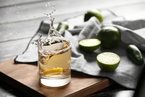 Copa Sabroso Tequila Mexicano Con Salpicaduras Mesa — Foto de Stock