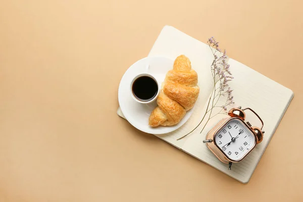 Composición Con Taza Café Croissant Despertador Cuaderno Sobre Fondo Color — Foto de Stock