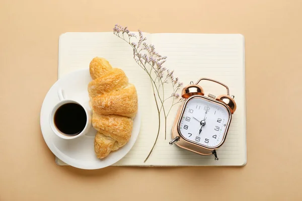 Composición Con Taza Café Croissant Despertador Cuaderno Sobre Fondo Color — Foto de Stock
