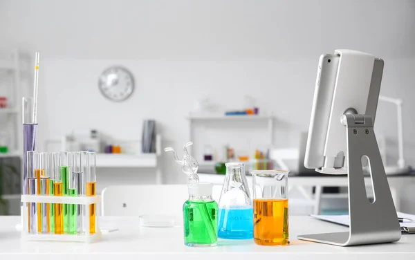Mikroskop Tablet Computer Und Chemiegläser Auf Dem Tisch Medizinischen Labor — Stockfoto