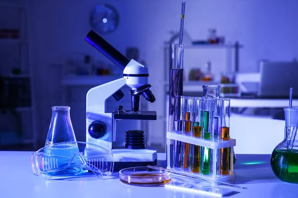 Szkło Chemiczne Mikroskop Stole Laboratorium Medycznym — Zdjęcie stockowe