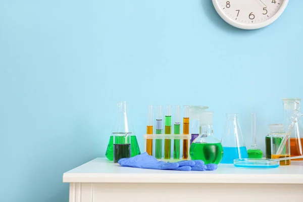 Verschillende Laboratoriumglaswerk Met Monsters Tafel Bij Blauwe Wand — Stockfoto