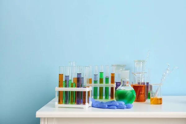 Verschillende Laboratoriumglaswerk Met Monsters Tafel Bij Blauwe Wand — Stockfoto