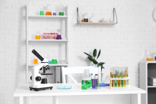 Moderner Arbeitsplatz Mit Mikroskop Und Chemiegläsern Medizinischen Labor — Stockfoto