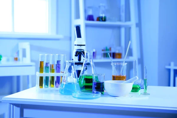 Verschiedene Chemische Gläser Auf Dem Tisch Medizinischen Labor — Stockfoto