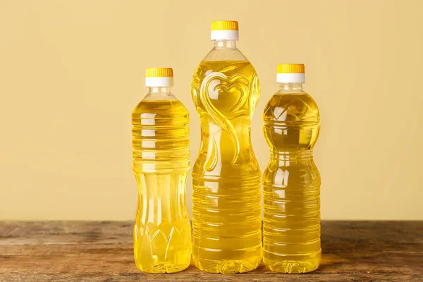 Butelki Oleju Słonecznikowego Stole Beżowym Tle — Zdjęcie stockowe