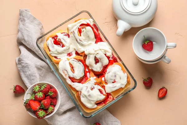 Baking Dish Strawberry Cinnamon Rolls Cream Cups Teapot Beige Background — Stock Photo, Image