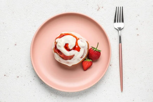 Plate Strawberry Cinnamon Roll Cream Fork White Background — Stock Photo, Image