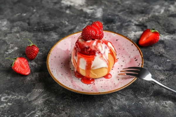 Plate Strawberry Cinnamon Roll Fork Dark Background — Stock Photo, Image