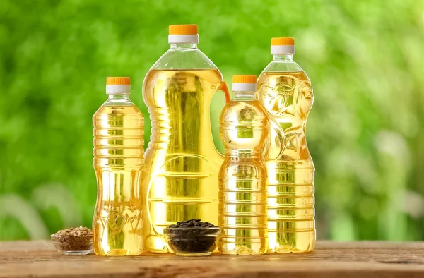 Butelki Oleju Słonecznikowego Miski Nasionami Zewnątrz Stołu — Zdjęcie stockowe