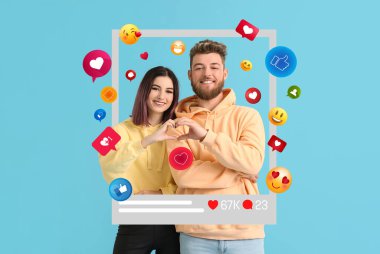 Mutlu genç blogcular elleri mavi arka planda kalp şeklini gösteriyor