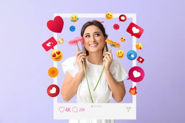Leylak arka planında çiçekleri olan şık bir bayan blog yazarı.