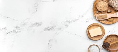 Açık arkaplanda doğal banyo malzemeleri ve metin için yer var.