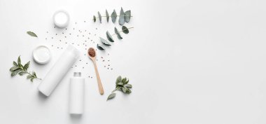 Işık arkaplan üzerinde doğal kozmetik ve keten tohumları kümesi ve metin için boşluk