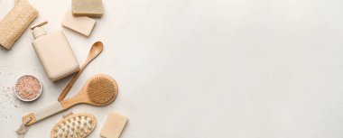 Açık arkaplanda doğal banyo malzemeleri ve metin için yer var.