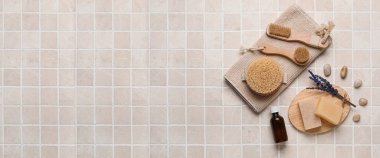 Açık arkaplanda doğal banyo malzemeleri ve metin için yer var.