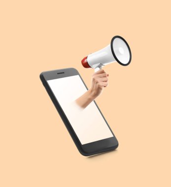 Bej arka planda megafonla cep telefonu ve el.