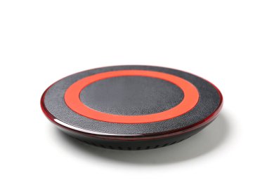 Beyaz arkaplanda modern kablosuz şarj pedi