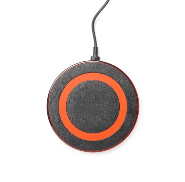 Modern kablosuz şarj pedi beyaz arkaplanda izole edildi