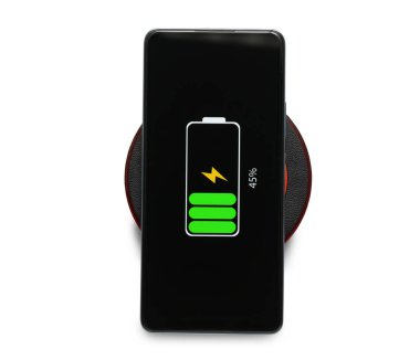 Beyaz zemin üzerinde kablosuz ped ile modern cep telefonu şarj