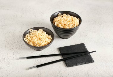 Hafif arka planda lezzetli erişteli kaseler