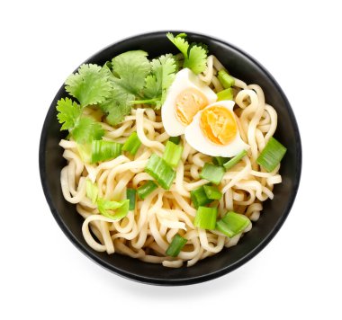 Beyaz arka planda yumurtalı bir kase lezzetli erişte.