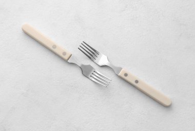 Hafif arkaplanda paslanmaz çelik çatallar