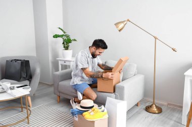 Evde paketleri açan genç adam şaşırdı. İnternetten alışveriş