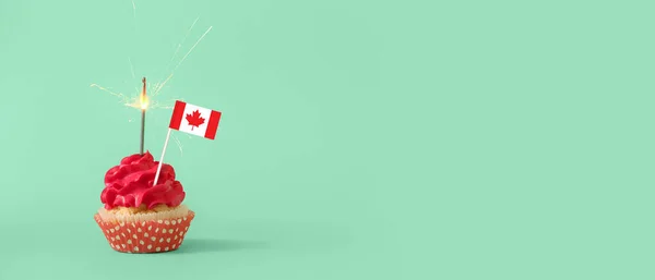 Kanada Bayrağı Turkuaz Arka Planda Maytaplı Lezzetli Kek Metin Için — Stok fotoğraf