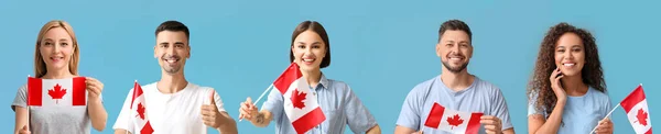 Conjunto Pessoas Com Bandeiras Canadá Fundo Azul Claro — Fotografia de Stock